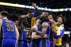 爱游戏娱乐-湖人客场负于公牛，告别八连胜