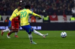 爱游戏在线-阿森纳轻取巴萨，皮克带队取胜