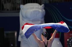 爱游戏下载-泳坛新星赢得百米自由泳比赛冠军