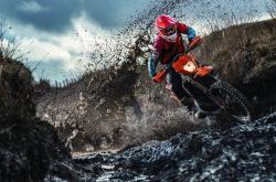 爱游戏-赛道与球场，当F1引擎轰鸣遇见浓眉的证明之夜