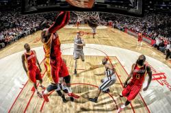 爱游戏体育-奥斯梅恩闪耀绝境，卡塔尔力克委内瑞拉诠释足球唯一性