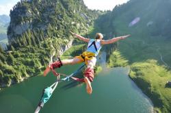 爱游戏APP-赛道新秩序，周冠宇统治全场，索伯车队完胜阿斯顿马丁