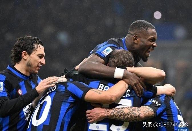 乌迪内斯主帅现身比赛场边,鼓励队员全力拼搏的简单介绍 乌迪内斯主帅现身比赛场边,鼓励队员全力拼搏的简单介绍