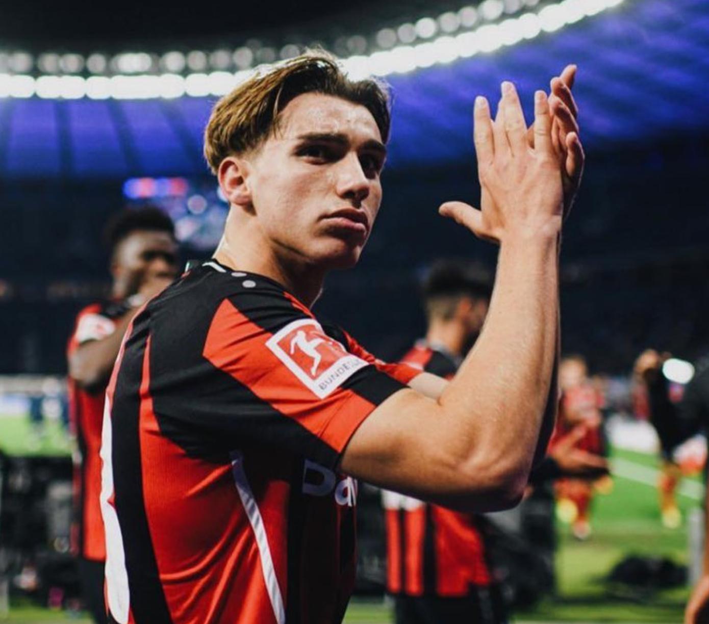 乌迪内斯主帅现身比赛场边,鼓励队员全力拼搏的简单介绍 乌迪内斯主帅现身比赛场边,鼓励队员全力拼搏的简单介绍