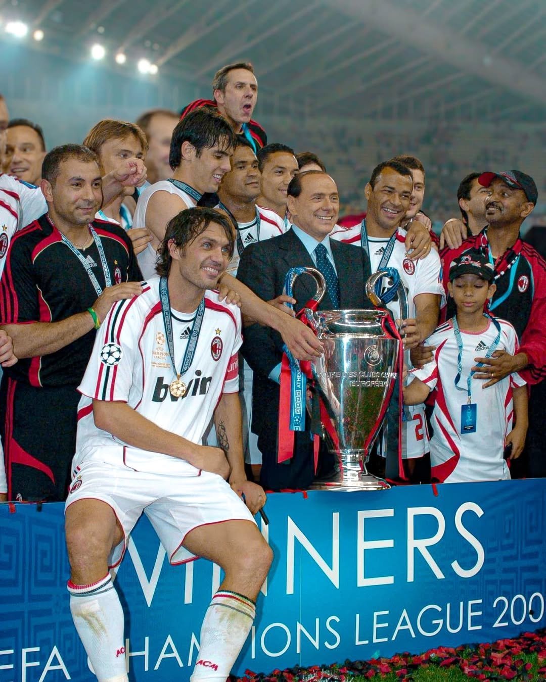 足球经典:AC米兰击败国际米兰 足球经典:AC米兰击败国际米兰