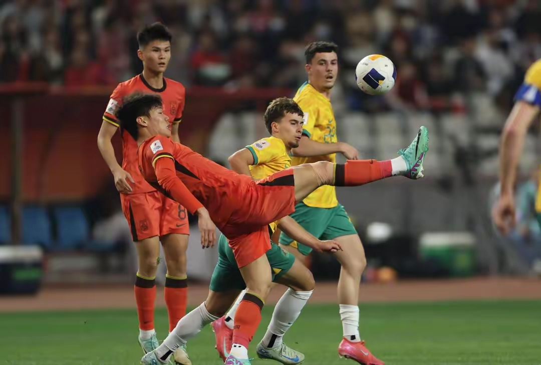 紧张激烈的比赛展现职业球员实力