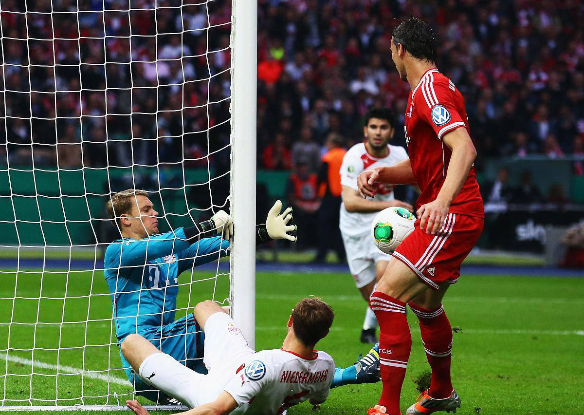 包含斯图加特主场大胜，豪取关键胜利的词条