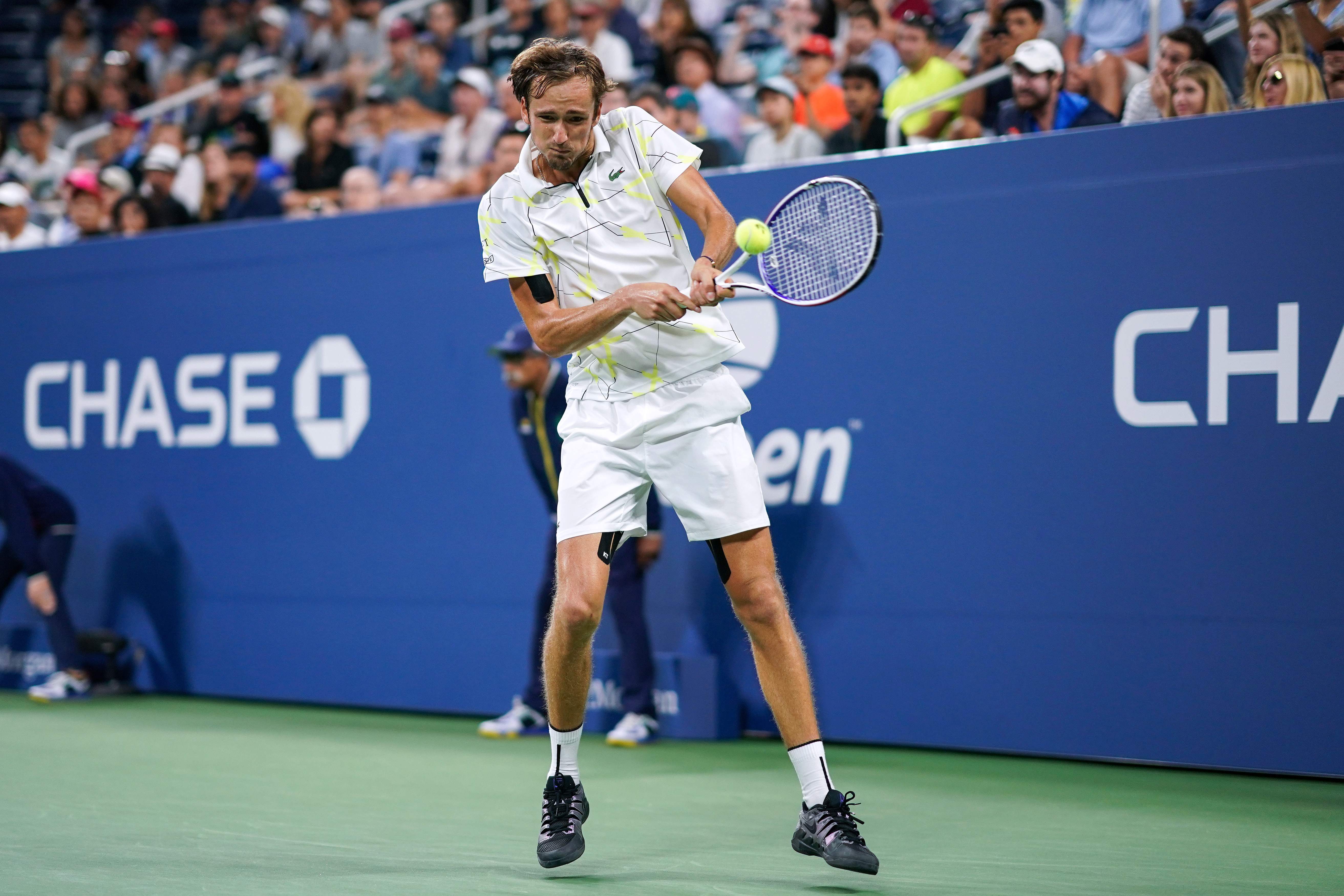 西班牙网球队绝地反击美国网球队，梅德韦杰夫高光表现的简单介绍