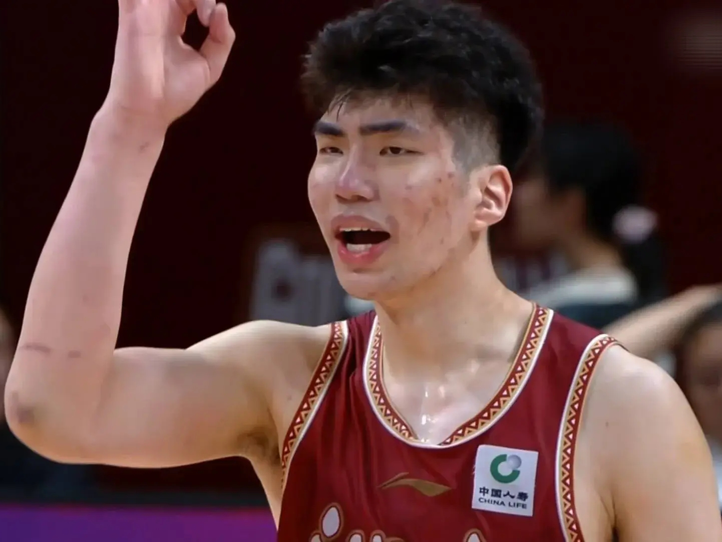 上海队力克山东队，王哲林高光表现