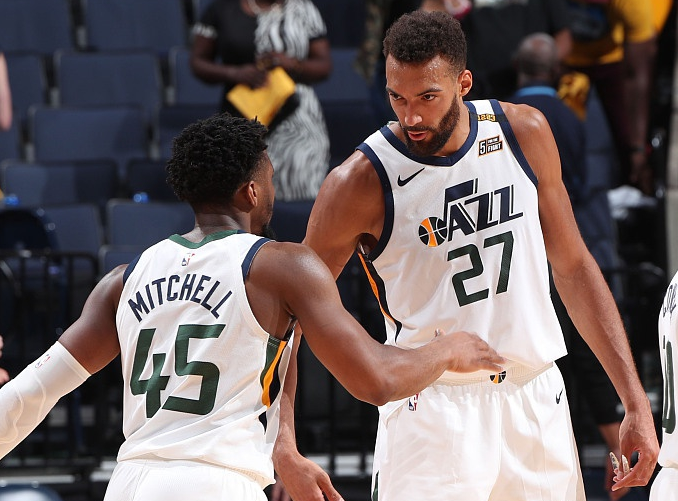 包含公牛翻盘灰熊，萨姆·米切尔统治全场的词条