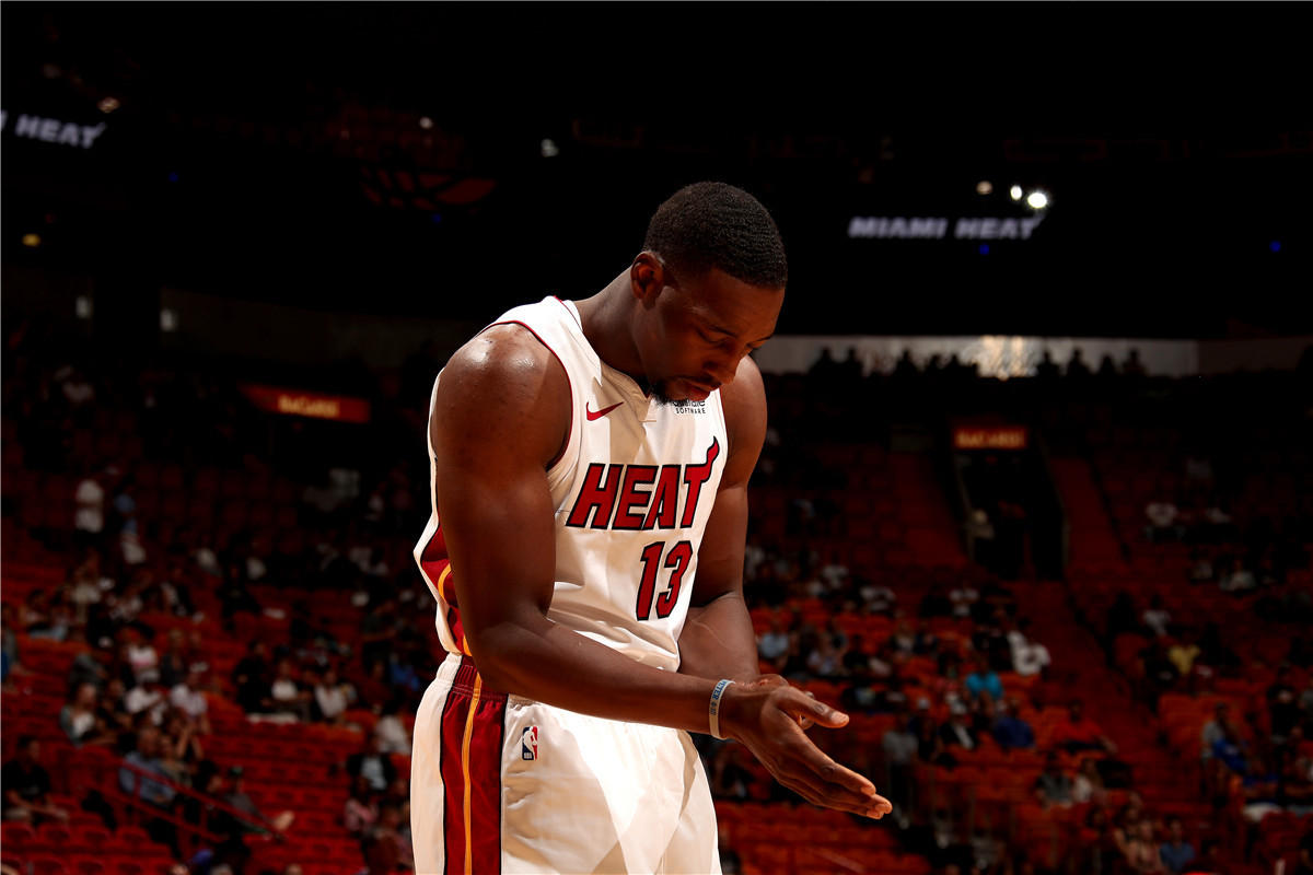 包含马刺碾压雄鹿B队，阿德巴约完成帽子戏法的词条