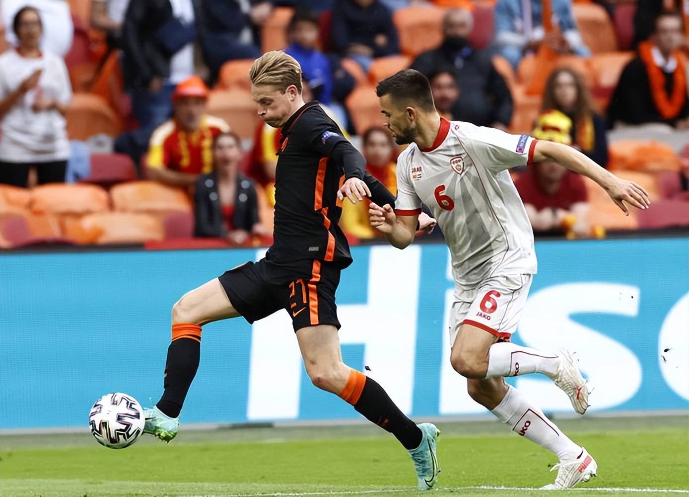 包含西班牙客场擒科索沃，小组领跑好局的词条