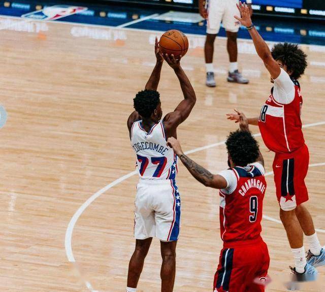 关于公牛血洗76人，恩比德完成帽子戏法的信息