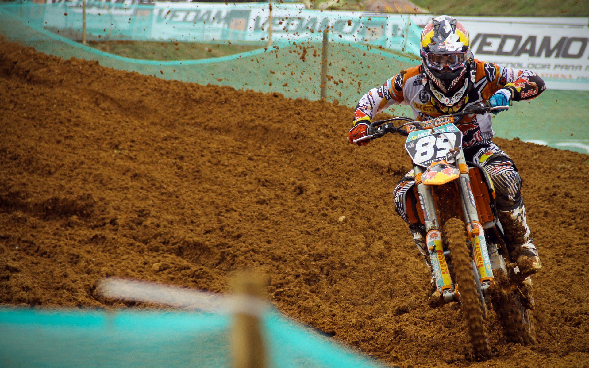 赛道上的冰与火之歌，迈凯伦绝杀阿斯顿马丁，周冠宇状态火热